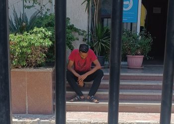 النفوذ ينتصر على الإنسانية.. رنة جرس خاطئة تُكلف عاملًا بسيطًا وظيفته وكرامته في كمبوند بيفرلي هيلز
