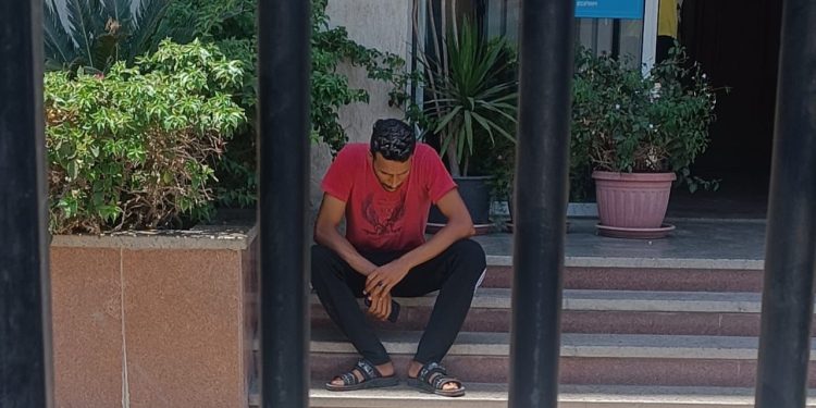 النفوذ ينتصر على الإنسانية.. رنة جرس خاطئة تُكلف عاملًا بسيطًا وظيفته وكرامته في كمبوند بيفرلي هيلز