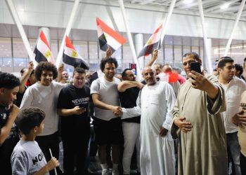 البطل وصل مصر.. استقبال حافل للكابتن أحمد ناصر فى مطار القاهرة (صور)