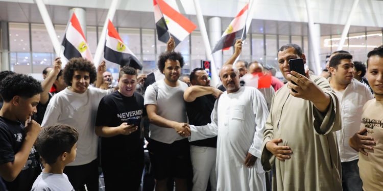 البطل وصل مصر.. استقبال حافل للكابتن أحمد ناصر فى مطار القاهرة (صور)