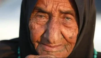 «جازية» فلسطينية تتجاوز المئة على كرسي متحرك هربًا من جحيم غزة