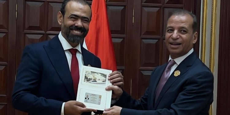النائب نور الدين مصطفى يتسلم كارنيه عضوية الشيوخ