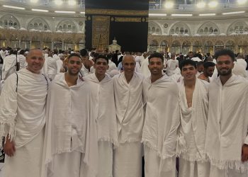 لاعبو بيراميدز يؤدون مناسك العمرة قبل العودة للقاهرة