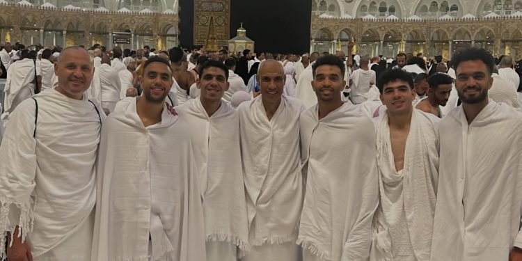 لاعبو بيراميدز يؤدون مناسك العمرة قبل العودة للقاهرة