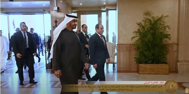 الرئيس السيسي يستقبل الشيخ محمد بن زايد بمطار القاهرة الدولي