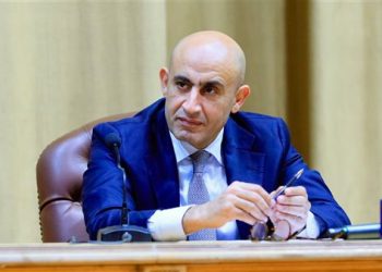 رسمياً.. قرار عاجل بفصل الطالب المعتدي على معلم القليوبية لمدة عام كامل