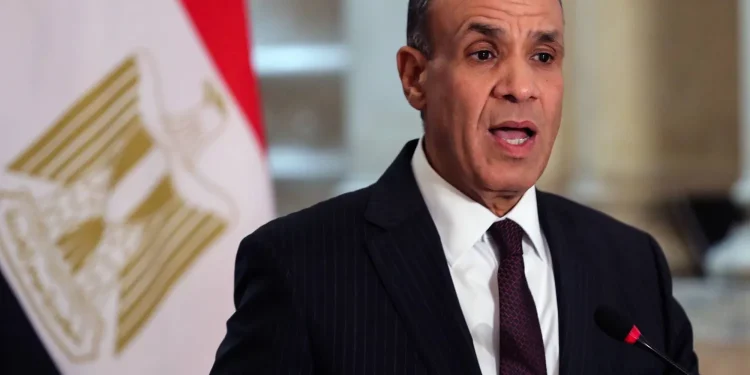 وزير الخارجية: معبر رفح مفتوح لتقديم المساعدات للفلسطينيين وليس للتهجير