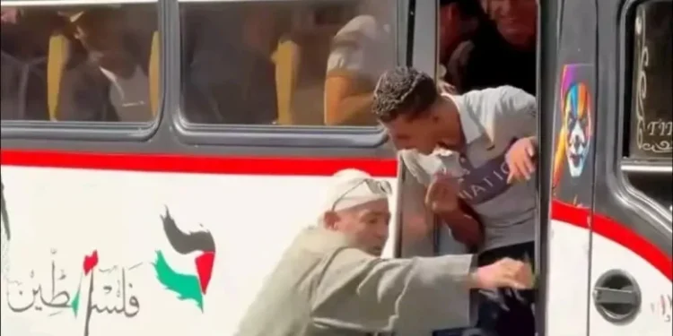 نجل مسن أتوبيس المنصورة: والدي بخير لكن حالته النفسية سيئة