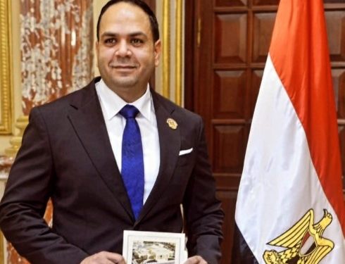 النائب مصطفى متولي يتسلم كارنيه عضوية مجلس الشيوخ