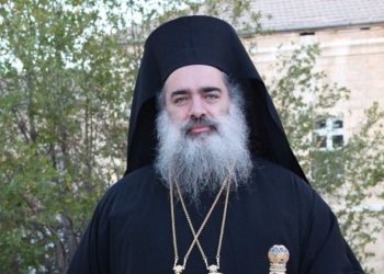 مطران القدس: أبطال قافلة الصمود أسياد الكون الحقيقيون وليس القابع بالبيت الأبيض