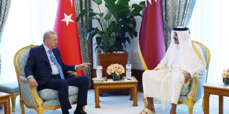 أمير قطر يستقبل الرئيس التركي أردوغان بالديوان الأميري بالدوحة