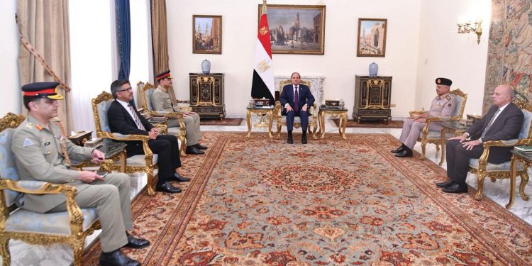 لبحث تعزيز التعاون العسكري.. السيسي يستقبل رئيس أركان القوات البرية الباكستانية بقصر الاتحادية