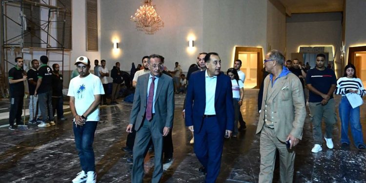 مدبولي يتفقد التجهيزات النهائية لاحتفالية افتتاح المتحف المصري الكبير