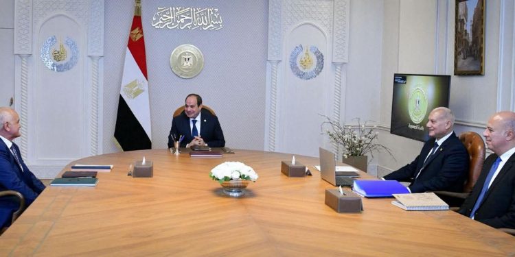الرئيس السيسي: منح إعفاءات وتخفيضات بالجامعات والمعاهد لأبناء الشهداء والمصابين