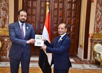 المستشار محمد عمران يتسلم كارنيه عضوية مجلس الشيوخ