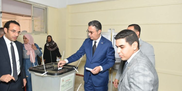 وزير التموين يدلي بصوته في انتخابات مجلس النواب بالتجمع الأول