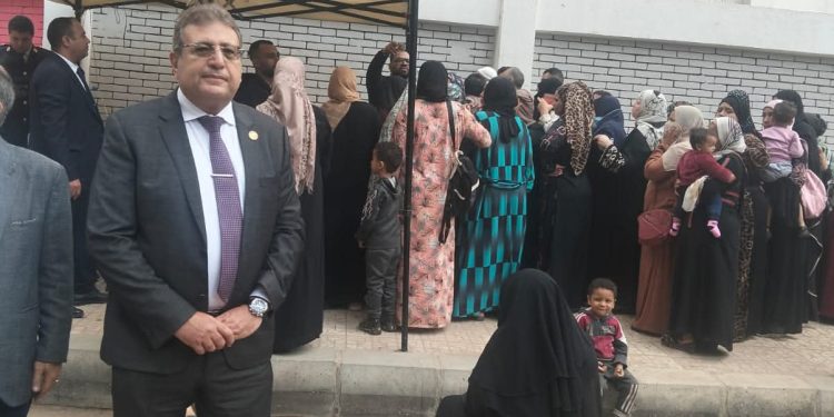 جولة موسعة للنائب طارق شكري داخل عدد من اللجان الانتخابية لمتابعة سير العملية التصويتية