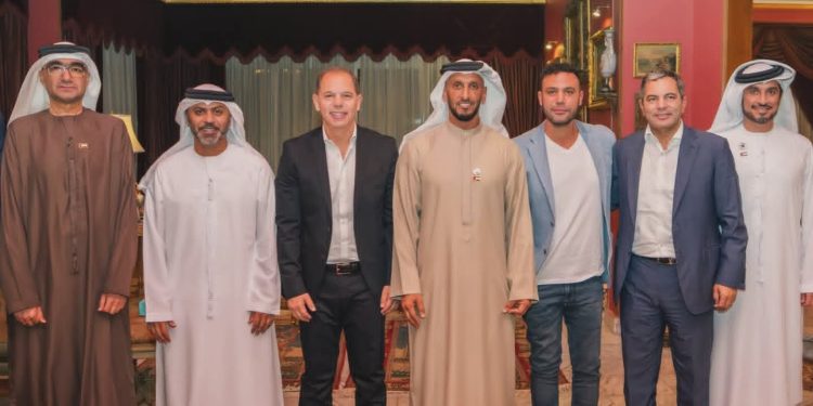 الزعيم في قلوب الشعوب العربية.. وفد إماراتي يزور عادل إمام بمنزله للاطمئنان على صحته