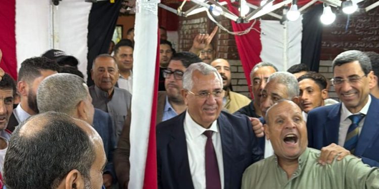 صور| مؤيدو السيد القصير يهتفون له في مسقط رأسه ببنا أبو صير