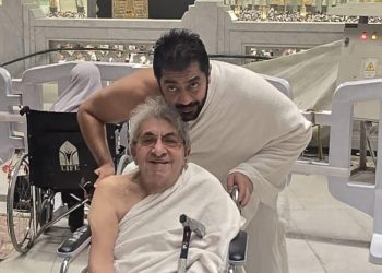 الإبن البار.. أحمد فلوكس يصطحب والده فاروق فلوكس على كرسي متحرك لأداء مناسك العمرة