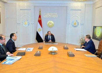 لمناقشة تعزيز آليات الاستقرار المالي والنقدي.. الرئيس السيسي يجتمع مع رئيس الوزراء ومحافظ البنك المركزي ووزير المالية
