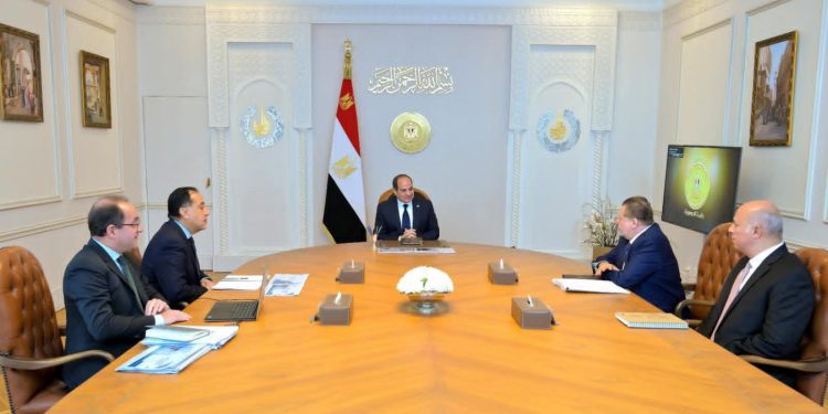 لمناقشة تعزيز آليات الاستقرار المالي والنقدي.. الرئيس السيسي يجتمع مع رئيس الوزراء ومحافظ البنك المركزي ووزير المالية