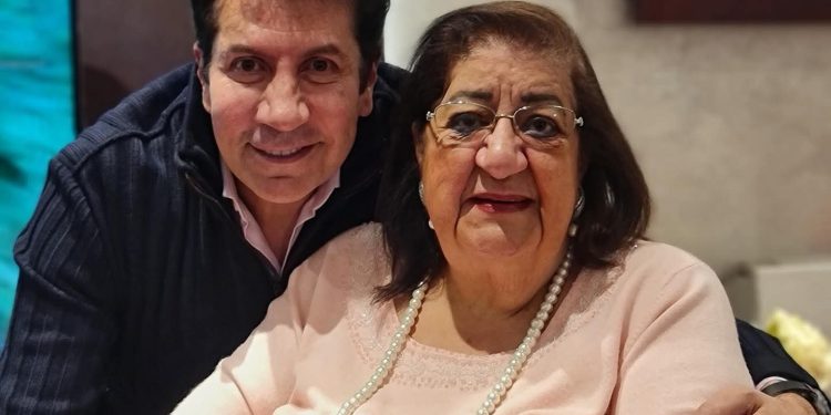 هاني رمزي : أمى سابتنى وراحت السما أحن قلب عليا ومش عارف الأيام هتبقى عاملة إزاى من بعدك