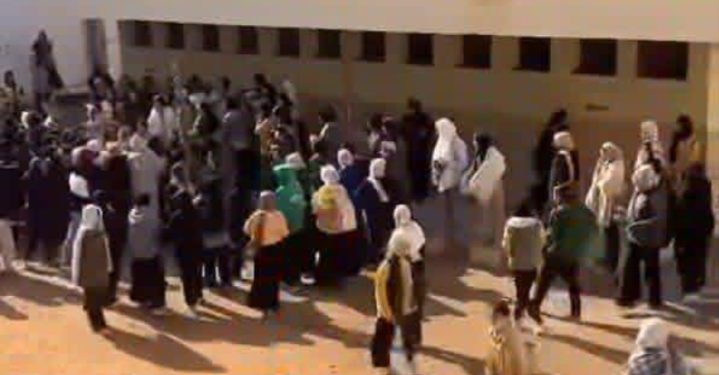 خنـاقة شوارع بين طالبات مدرسة السادات الثانوية بالزقازيق والتعليم تحقق