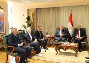 بحضور كمال وزكي.. وزير العمل يستقبل وفد لجنة الطاقة والبيئة بمجلس الشيوخ