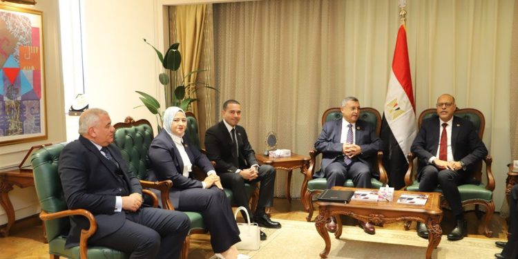 بحضور كمال وزكي.. وزير العمل يستقبل وفد لجنة الطاقة والبيئة بمجلس الشيوخ
