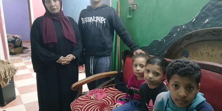 وزير العمل يعلن توفير فرصة عمل وإعانة مالية لأم عرضت صغارها للبيع