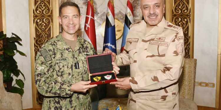 لبحث التعاون العسكري.. رئيس الأركان يلتقى قائد القيادة المركزية الأمريكية