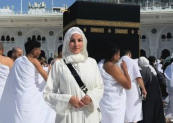 الفنانة درة تؤدي مناسك العمرة
