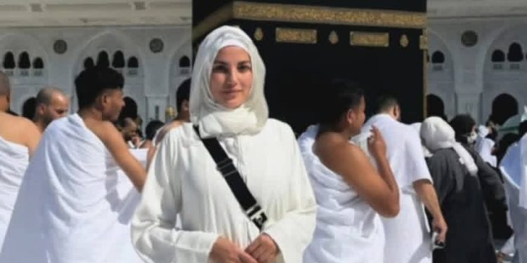 الفنانة درة تؤدي مناسك العمرة