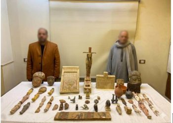 بقصد الاتجار.. القبض على شخصين بالمنيا بحوزتهما 53 قطعة أثرية