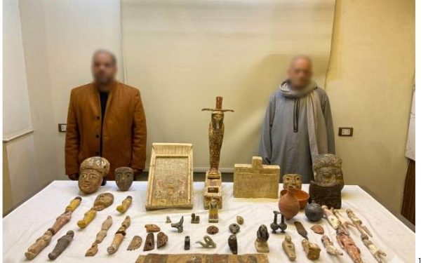 بقصد الاتجار.. القبض على شخصين بالمنيا بحوزتهما 53 قطعة أثرية