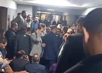 محامون يحتشدون داخل مقر جهات التحقيق بالنزهة بسبب خلافات حول إجراءات التحقيق