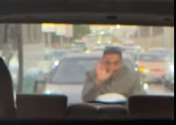 سائق موتوسيكل يتـعدى على قائد سيارة وأسرته بالقاهرة والأمن يفحص الفيديو
