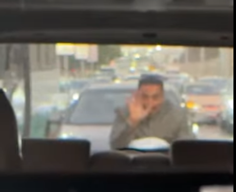 سائق موتوسيكل يتـعدى على قائد سيارة وأسرته بالقاهرة والأمن يفحص الفيديو