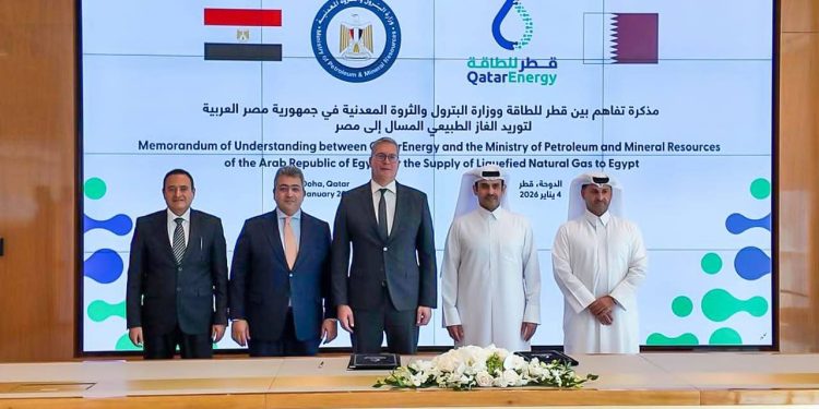 البترول توقع اتفاق مع قطر لاستيراد شحنات من الغاز المسال