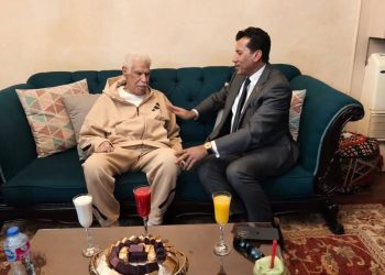 بعد شائعة وفاته.. وزير الرياضة يزور الكابتن حسن شحاتة في منزله للاطمئنان على حالته الصحية