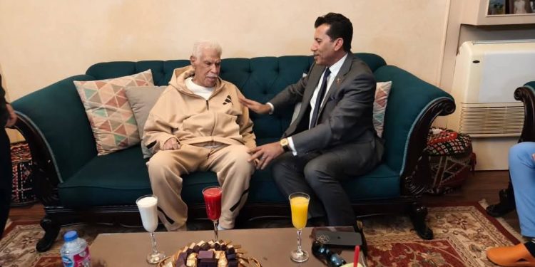 بعد شائعة وفاته.. وزير الرياضة يزور الكابتن حسن شحاتة في منزله للاطمئنان على حالته الصحية