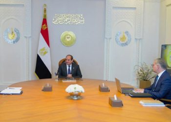 الرئيس السيسي يجتمع مع رئيس الوزراء ووزير البترول