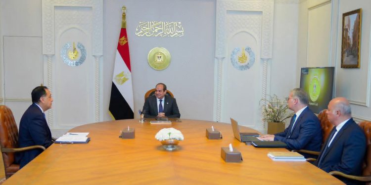 الرئيس السيسي يجتمع مع رئيس الوزراء ووزير البترول