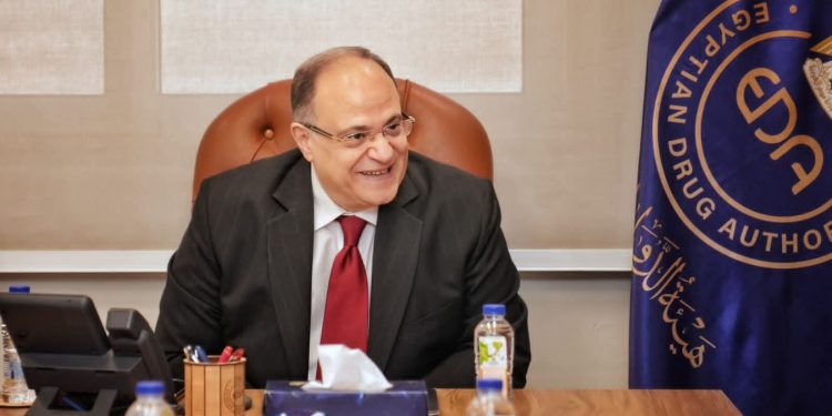 مطالب بمحاكمة رئيس هيئة الدواء بسبب قرارات تنظيم التركيبات الدوائية