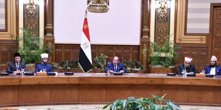 الرئيس السيسي يشدد على أهمية اضطلاع العلماء بدورهم في مواجهة الأفكار المتطرفة والإرهابية