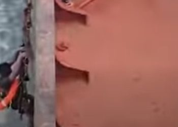 سفينة مصرية تنقذ شابًا أفريقيًا من الموت بعد غرق مركب هجرة غير شرعية
