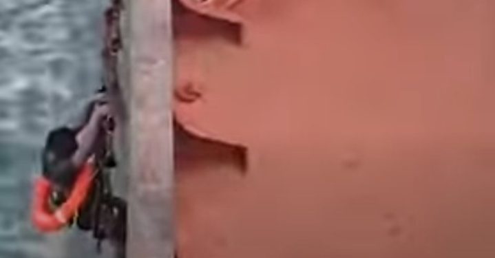 سفينة مصرية تنقذ شابًا أفريقيًا من الموت بعد غرق مركب هجرة غير شرعية