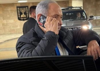 لمنع حالات التجسس.. نتنياهو يغطي كاميرا هاتفه ويثير الجدل