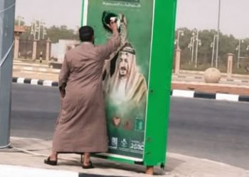 شاب يمني يحصل على 500 ألف ريال سعودي بعد تنظيف لوحة حكام السعودية